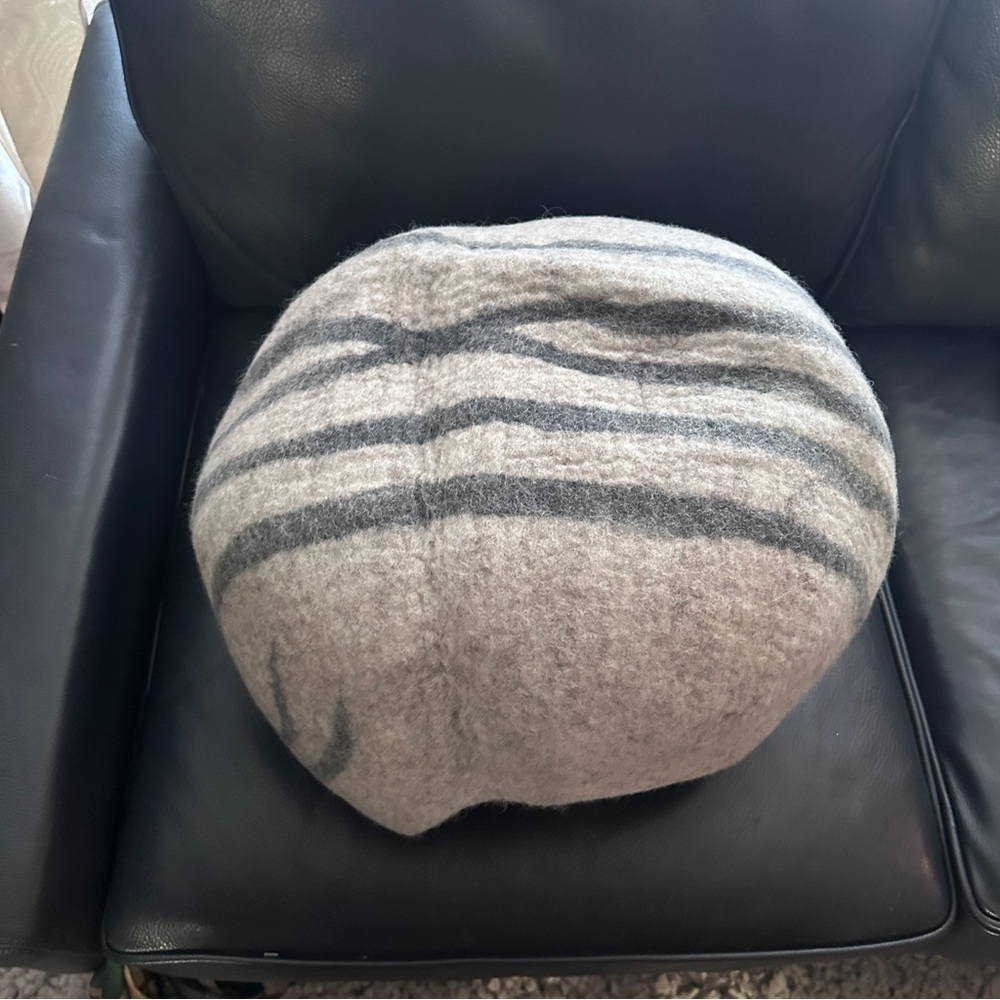 NWT Meowfia handmade wool cat cave with felt ball - size large - Picture 6 of 16